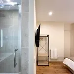 Urbanflat 224 - Prestige Parisian 5 Bedroom شقة باريس