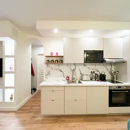Urbanflat 224 - Prestige Parisian 5 Bedroom شقة باريس