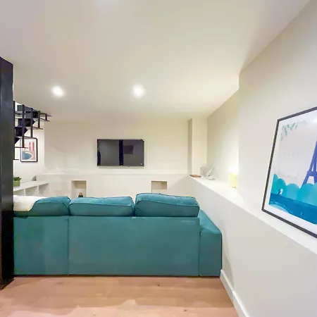 Urbanflat 224 - Prestige Parisian 5 Bedroom Apartament *